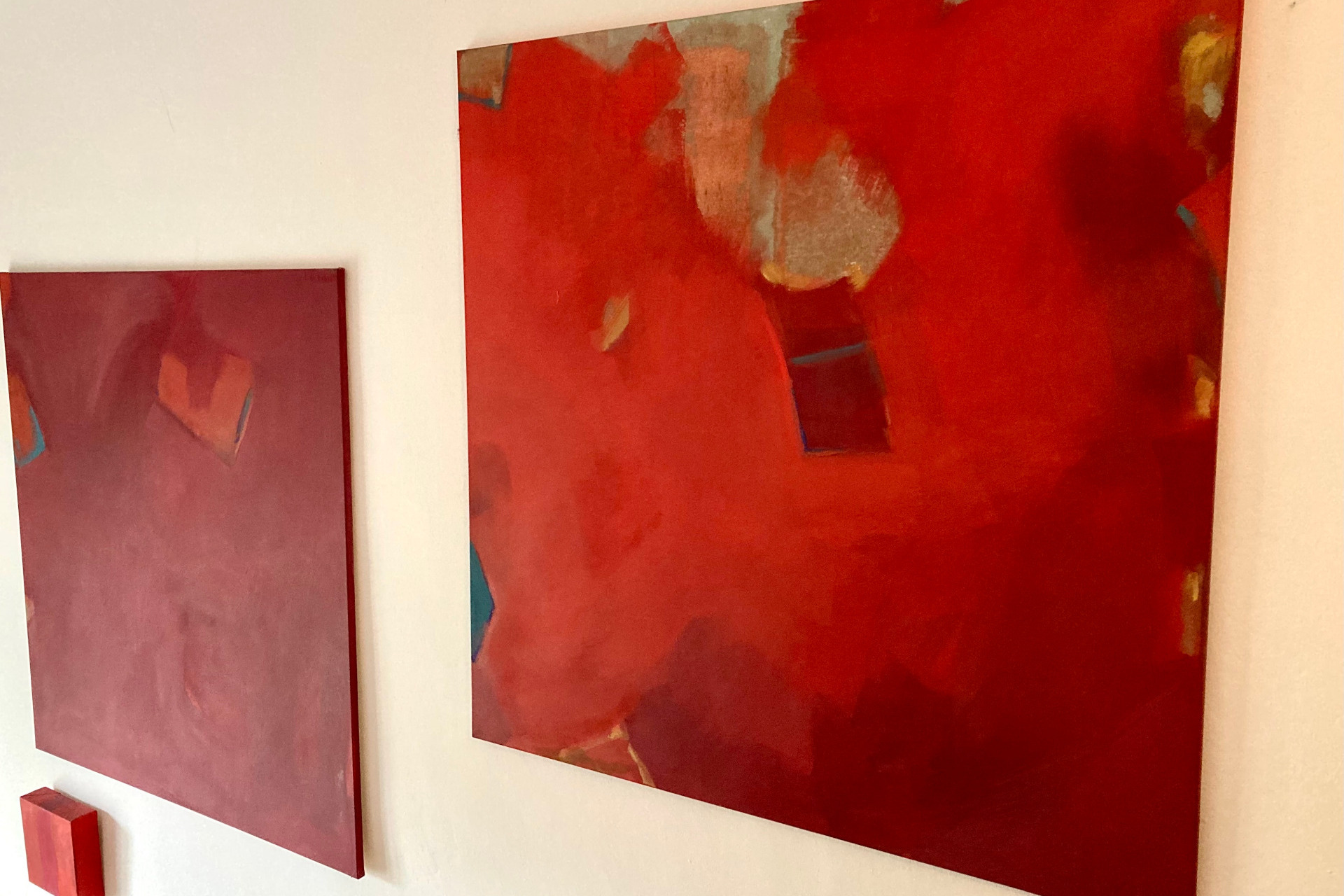 Paul Havermann – Bildwand rot, 3-teilig, 2x 130x130 cm, Würfel 30x30x15 cm, 1997